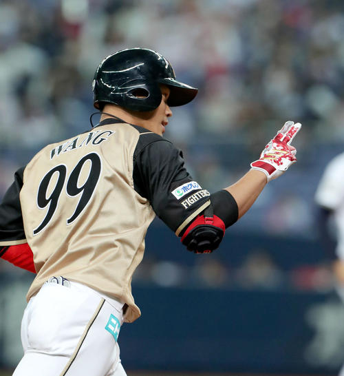 オリックス対日本ハム　7回表日本ハム1死三塁、右越え2点本塁打を放ちポーズをとる王柏融（撮影・佐藤翔太）　　