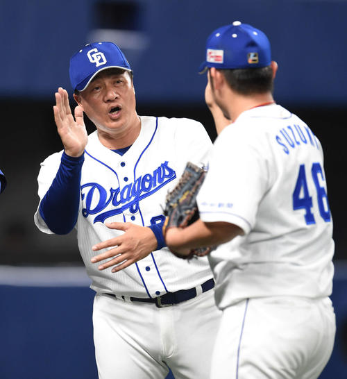 中日対DeNA　試合終了、リリーフした鈴木博志を迎える与田剛監督（撮影・森本幸一）