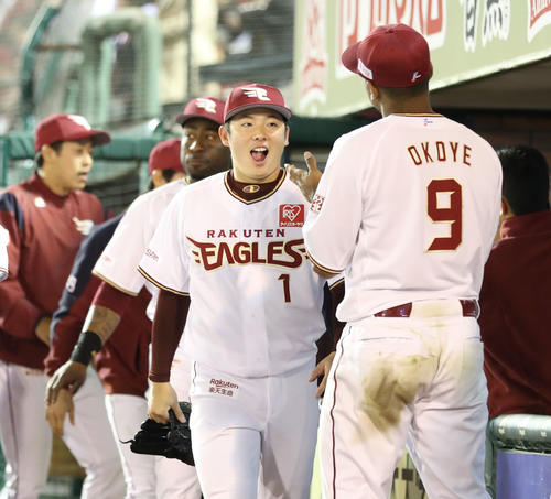 楽天対西武　西武に勝利し、オコエ（右）らに出迎えられる楽天松井（撮影・林敏行）