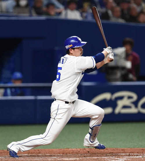中日対DeNA　5回裏中日無死一塁、左中間へ適時二塁打を放った阿部（撮影・森本幸一）