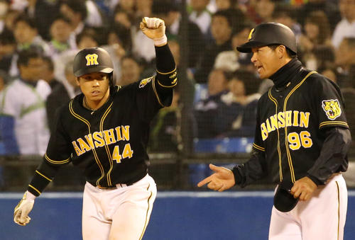 ヤクルト対阪神　12回表阪神1死、梅野隆太郎は右前打を放ちベース上で左手を挙げる（撮影・上山淳一）