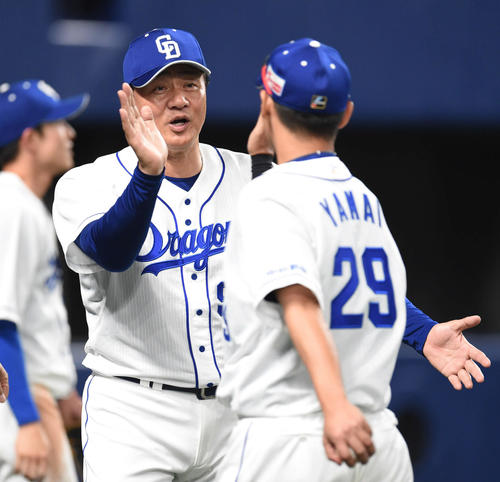 中日対DeNA　勝利投手の山井を迎える与田監督（撮影・森本幸一）
