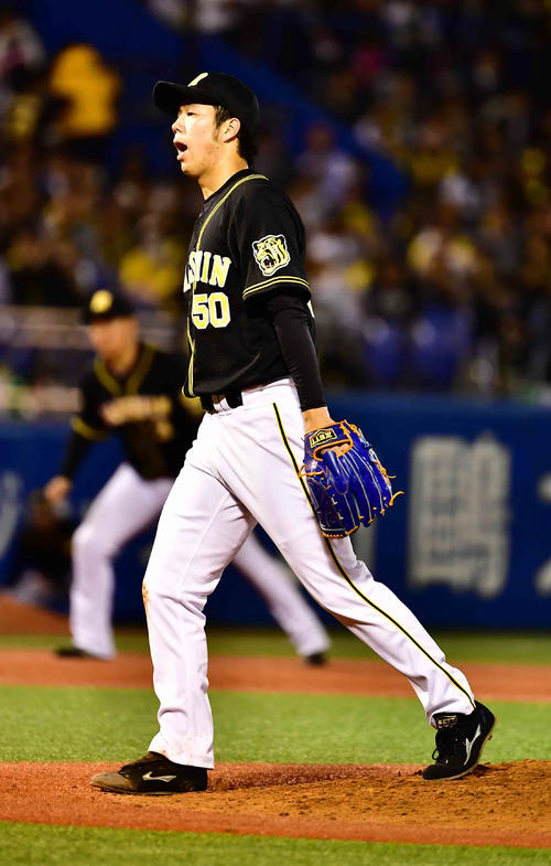 ヤクルト対阪神　6回裏ヤクルト2死、阪神先発の青柳は雄平を三振に仕留め雄たけびを上げる（撮影・小沢裕）