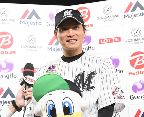ロッテ対ソフトバンク　6回無失点で勝利投手のロッテ岩下はお立ち台で笑顔（撮影・鈴木みどり）