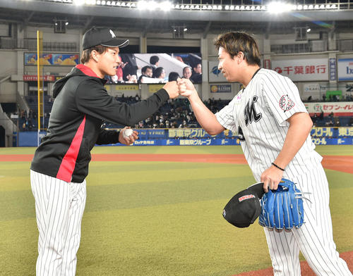ロッテ対ソフトバンク　6回無失点で勝利投手のロッテ岩下（左）は益田からウイニングボールを受け取りグータッチ（撮影・鈴木みどり）