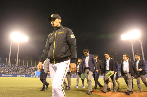 ヤクルト対阪神　ヤクルトと引き分けに終わり渋い表情で引き揚げる矢野燿大監督（撮影・上山淳一）