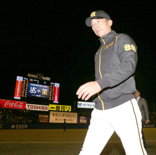ヤクルト対阪神　ヤクルトと引き分けに終わり渋い表情で引き揚げる矢野監督（撮影・上山淳一）