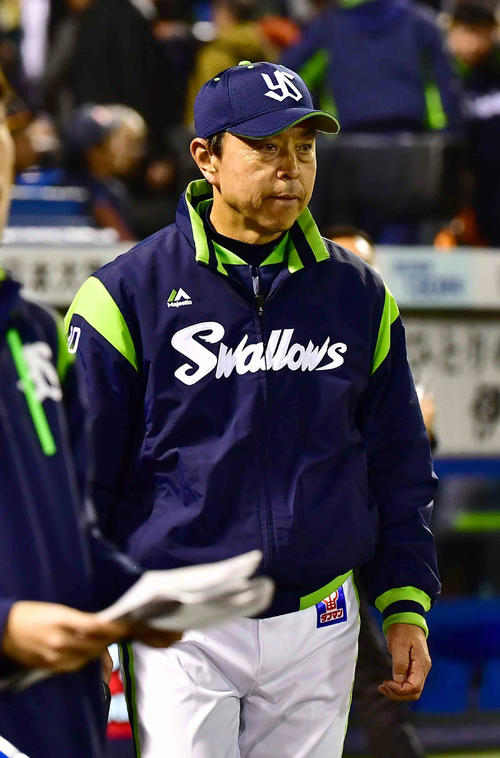 ヤクルト対阪神　引き分けに終わりグラウンドを引き揚げるヤクルト小川監督（撮影・小沢裕）