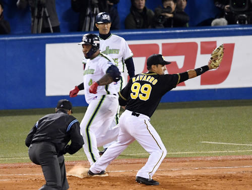 ヤクルト対阪神　10回裏ヤクルト無死満塁、遊ゴロ併殺打に倒れるバレンティン（撮影・横山健太）