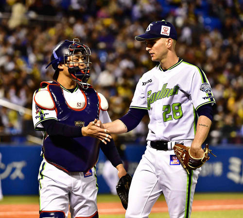 ヤクルト対阪神　ヤクルト先発のブキャナンは1回を無失点に抑え中村（左）に迎えられる（撮影・小沢裕）