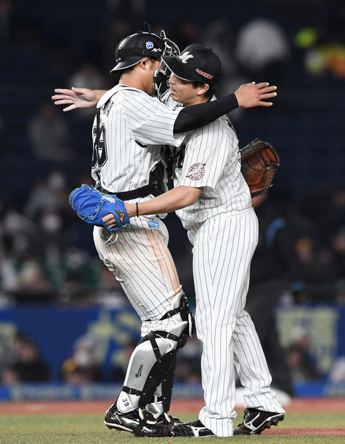 ロッテ対ソフトバンク　ソフトバンクに連勝し、吉田（左）とハグするロッテ益田（撮影・鈴木みどり）