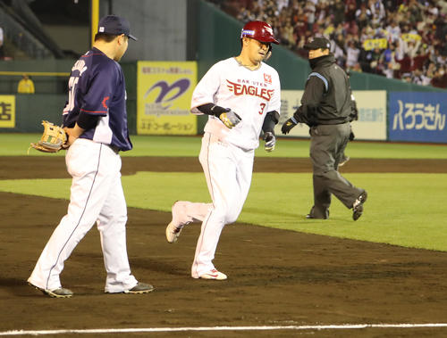 楽天対西武　5回裏楽天2死一、二塁、左越えに150号本塁打を放ち、中村（左）の前を走り三塁に向かう浅村（撮影・野上伸悟）