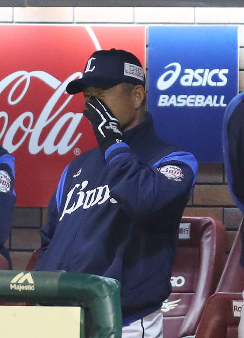 楽天対西武　9回表、ベンチで顔をしかめる西武辻監督（撮影・林敏行）