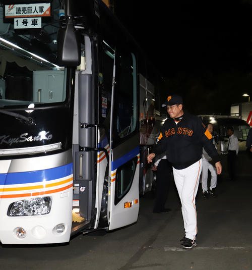巨人対広島　広島に敗れた巨人原監督は足早に帰りのバスに乗り込む（撮影・垰建太）