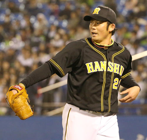 2019年4月18日　ヤクルト対阪神　8回裏ヤクルト1死一塁、岩田は上田を二ゴロ併殺に仕留め笑顔でベンチに戻る（撮影・上山淳一）