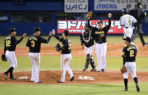 ヤクルト対阪神　岩田（左から5人目）は完投勝利を挙げ、マウンド上でガッツポーズ（撮影・横山健太）