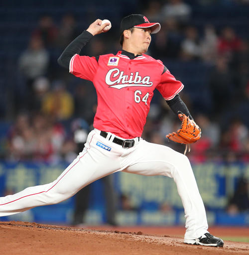 ロッテ対ソフトバンク　先発で登板し力投するロッテ二木（撮影・中島郁夫）