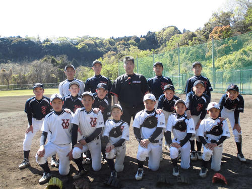 沼津ヤングベースボールクラブの特別コーチを務める吉永氏（後列中央）は、教え子たちと記念撮影に納まる