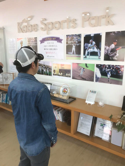 イチロー氏のオリックス時代の写真を見るファン（撮影・高垣誠）