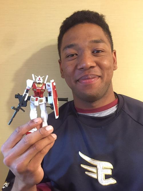 楽天コラボガンダムを手にほほ笑むオコエ