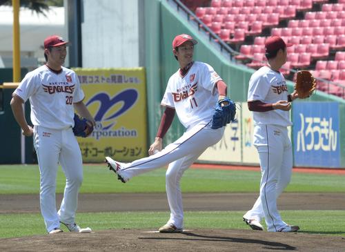 マウンドで笑顔を見せる楽天岸（中央）。左は安楽（撮影・鈴木正章）