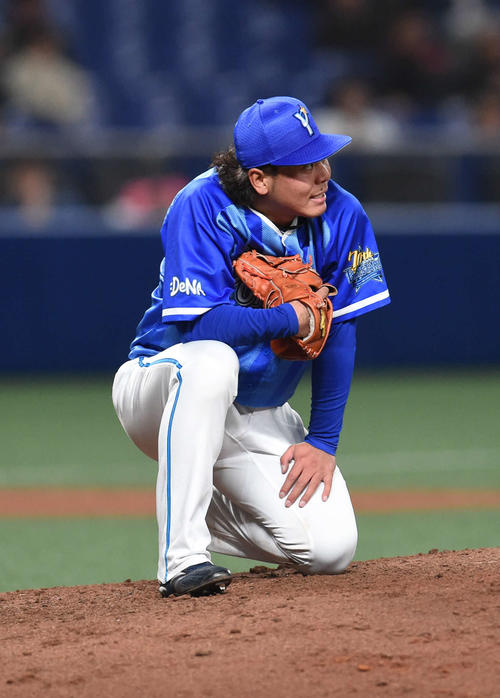 17日、打球を体に当てマウンドにしゃがみ込む浜口（撮影・森本幸一）