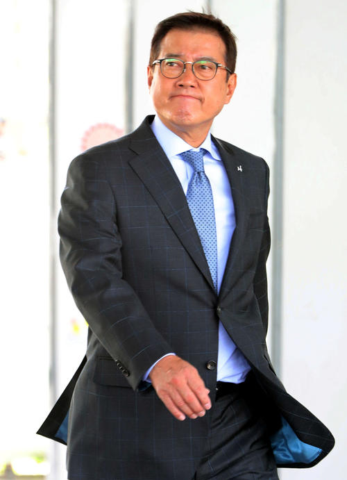 空路で大阪入りする巨人原監督（撮影・松本俊）