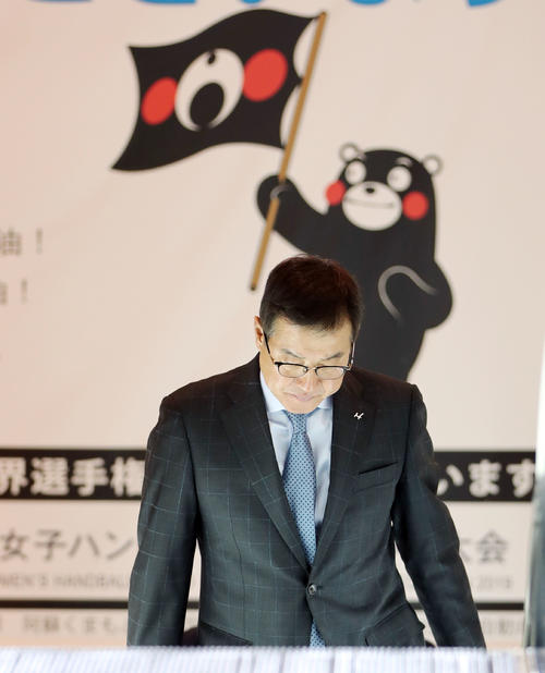 熊本空港を移動する巨人原辰徳監督（撮影・垰建太）