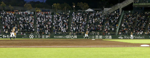 オリックス対日本ハム　横尾（右）が一、二塁間後方を守るオリックス吉田正尚シフトの守備位置（撮影・佐藤翔太）　　