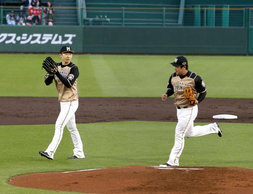 1回裏オリックス2死、吉田正を三ゴロに仕留め吉田シフトで右翼側にいた日本ハム横尾（右手前）に声をかける金子（撮影・佐藤翔太）　　