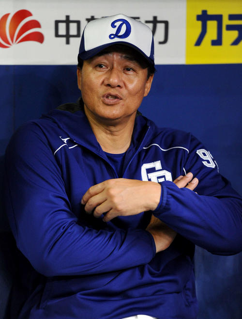 練習後、囲み取材に応じる与田監督（撮影・森本幸一）