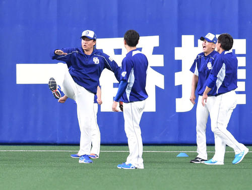 大島（右）や笠原（右から3人目）らと身ぶりを交えて話す与田監督（左）ら（撮影・森本幸一）