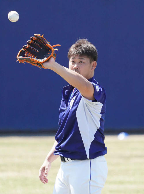 キャッチボールをする松坂大輔（撮影・森本幸一）