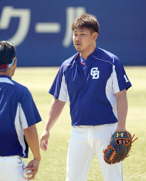 キャッチボール後、スタッフと話す松坂大輔（撮影・森本幸一）