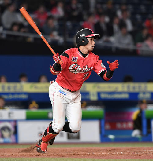 ロッテ対ソフトバンク　3回裏ロッテ2死満塁、右2点適時打を放つ加藤（撮影・鈴木みどり）