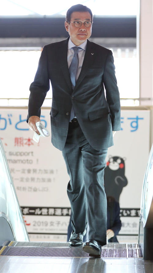 熊本空港を移動する巨人原辰徳監督（撮影・垰建太）