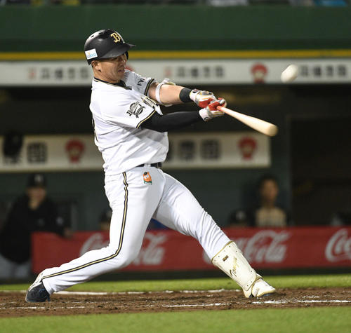 オリックス対日本ハム　7回裏オリックス1死二塁、頓宮はプロ1号となる左越え2点本塁打を放つ（撮影・渦原淳）