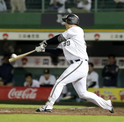 オリックス対日本ハム　7回裏オリックス1死、杉本は左越本塁打を放つ（撮影・佐藤翔太）　　