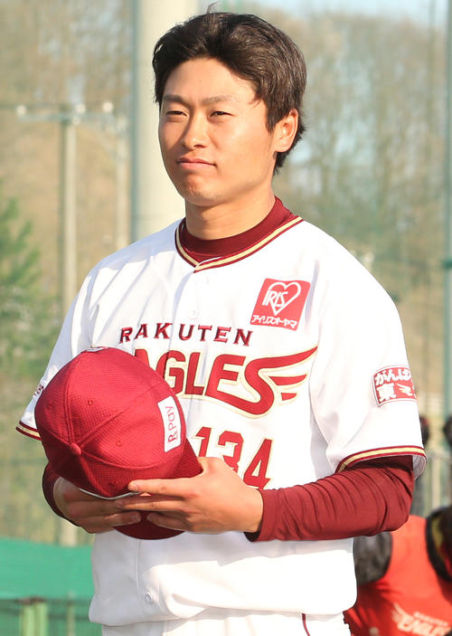 楽天対日本ハム　ヒーローインタビューを受ける楽天中村（撮影・野上伸悟）