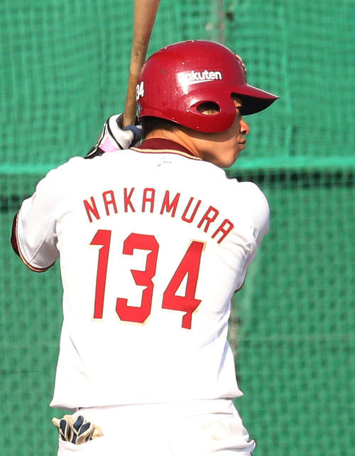 楽天対日本ハム　背番号134の楽天中村（撮影・野上伸悟）