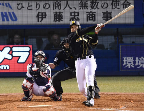 ヤクルト対阪神　3回表阪神無死、左越え本塁打を放つ大山（撮影・横山健太）