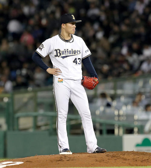 オリックス対日本ハム　6回表日本ハム2死一、三塁、中田に左前適時打を打たれ厳しい表情を見せるオリックス山本（撮影・佐藤翔太）　　