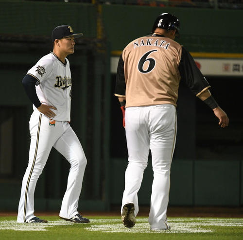 オリックス対日本ハム　6回表日本ハム2死一、三塁、横尾の中越え2点適時二塁打で一塁走者中田（右）の生還を許した山本（撮影・渦原淳）