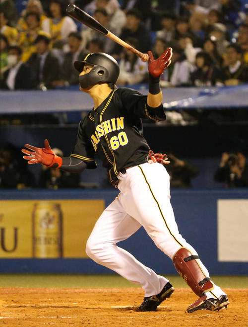 ヤクルト対阪神　4回表阪神2死二塁、中谷は左中間に2点本塁打を放つ（撮影・上山淳一）