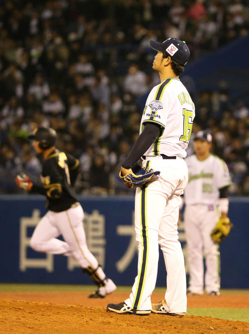 ヤクルト対阪神　3回表阪神無死、大下（手前）は大山に2打席連続左越え本塁打を浴びる（撮影・上山淳一）