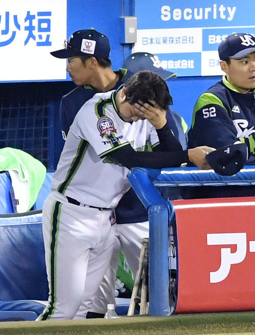 ヤクルト対阪神　3回表途中でマウンドを下りベンチで肩を落とすヤクルト大下（撮影・横山健太）