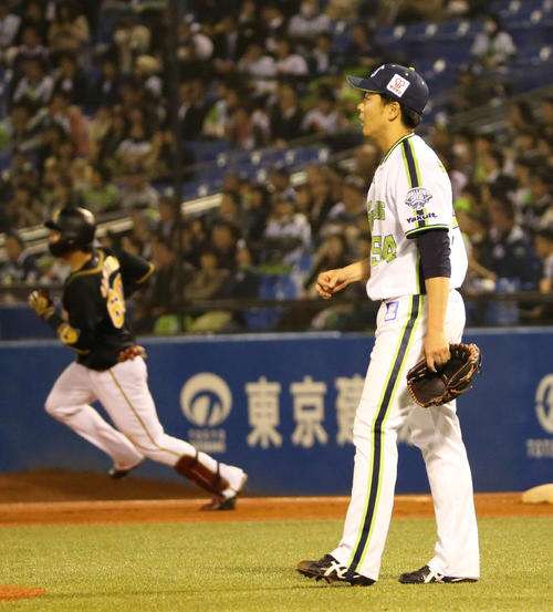 4回表阪神2死二塁、中沢雅人（手前）は中谷将大に左越え2点本塁打を浴びる（撮影・上山淳一）