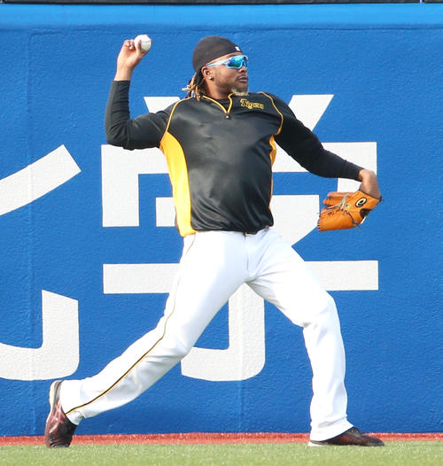 ヤクルト対阪神　試合前の練習で投球するドリス（撮影・上山淳一）