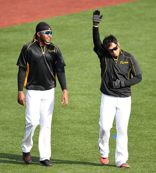 ヤクルト対阪神　試合前、談笑する阪神ドリス（左）と岩田（撮影・横山健太）