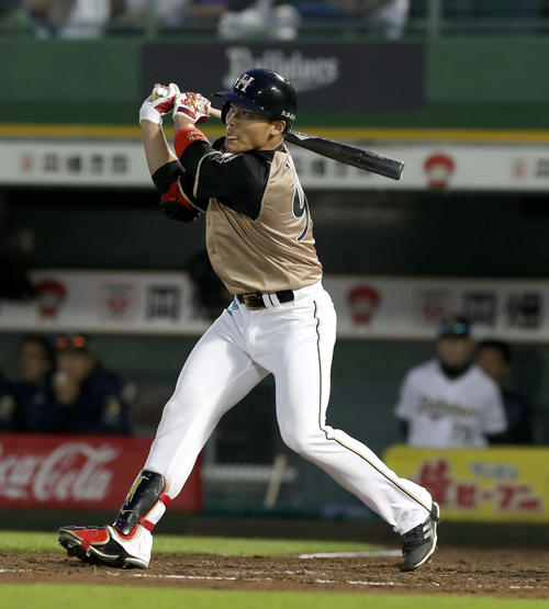 オリックス対日本ハム　4回表日本ハム1死一塁、王柏融は適時二塁打を放つ（撮影・佐藤翔太）　　